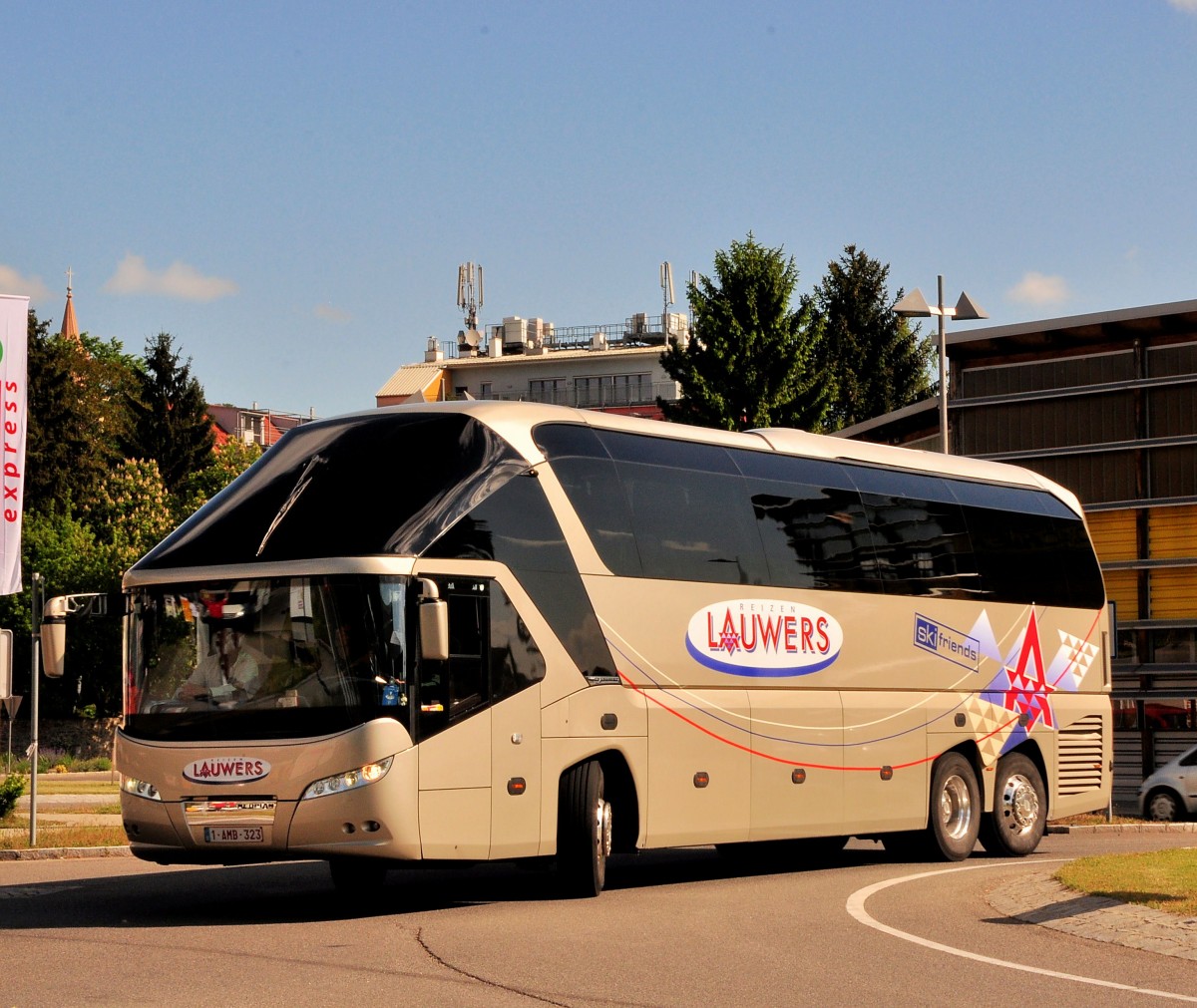 Neoplan Starliner von Lauwers Reisen aus Belgien im Mai 2014 in Krems.