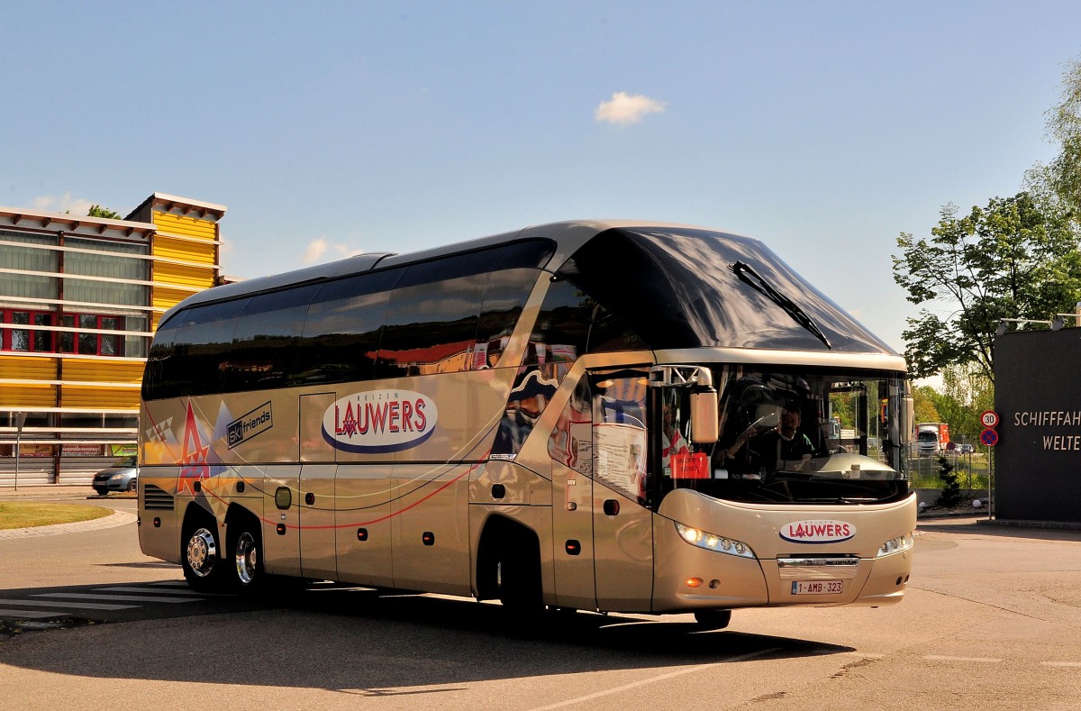 Neoplan Starliner von Lauwers Reisen aus Belgien im Mai 2014 in Krems.