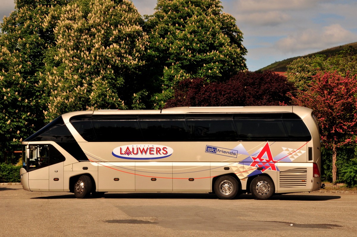 Neoplan Starliner von Lauwers Reisen aus Belgien im Mai 2014 in Krems.