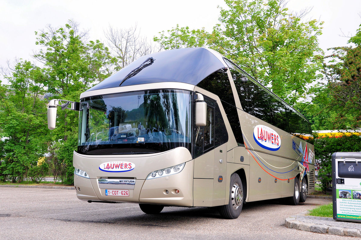 Neoplan Starliner von Lauwers Reisen aus Belgien in Krems gesehen.