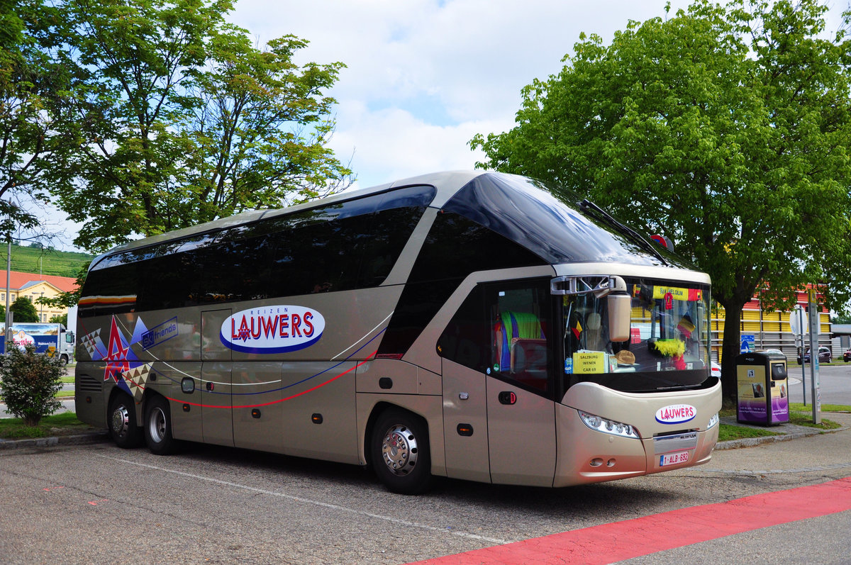 Neoplan Starliner von Lauwers Reisen aus Belgien in Krems gesehen.