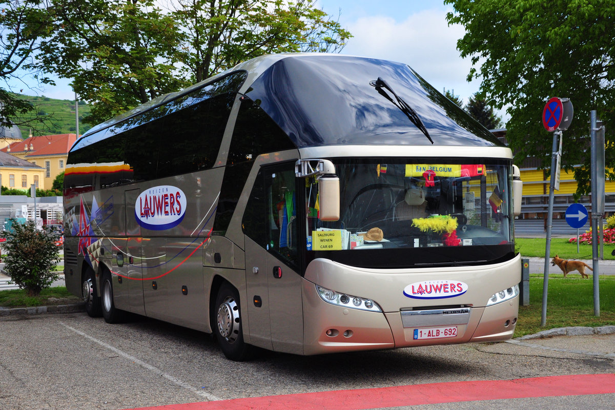 Neoplan Starliner von Lauwers Reisen aus Belgien in Krems gesehen.