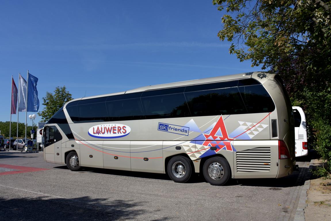 Neoplan Starliner von LAUWERS Reisen aus Belgien 06/2017 in Krems.