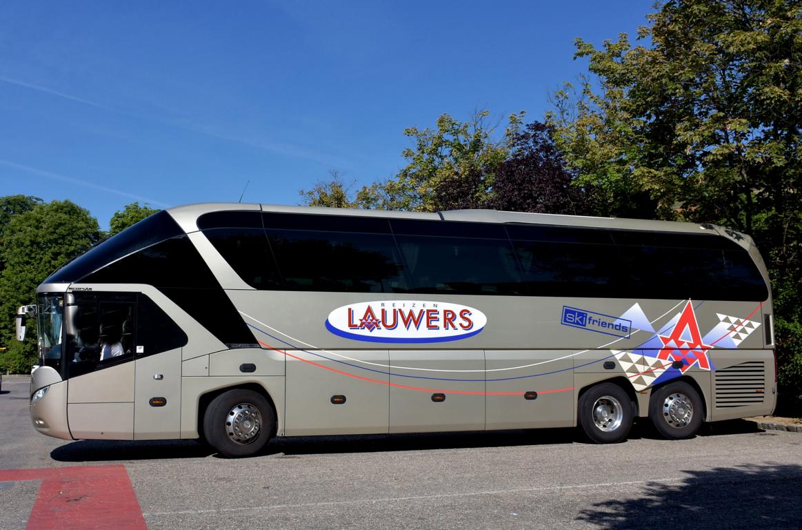 Neoplan Starliner von LAUWERS Reisen aus Belgien 06/2017 in Krems.