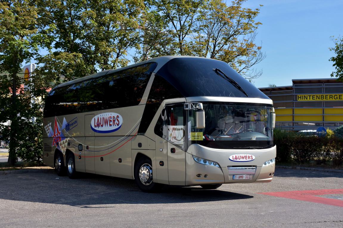 Neoplan Starliner von LAUWERS Reisen aus Belgien 06/2017 in Krems.