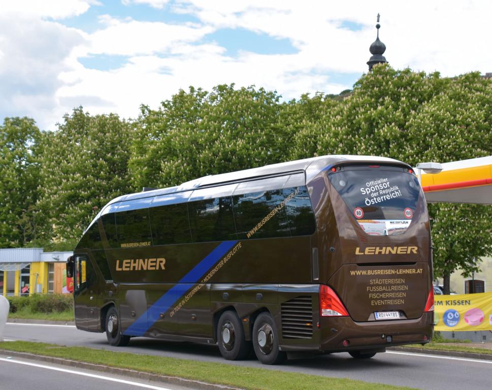 Neoplan Starliner von LEHNER Reisen aus Obersterreich in Krems. 