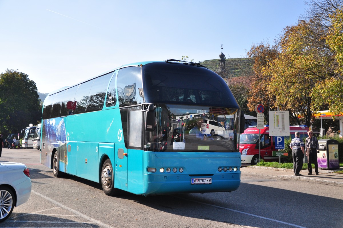 Neoplan Starliner von Milo Reisen aus Wien am 28.9.2014 in Krems.