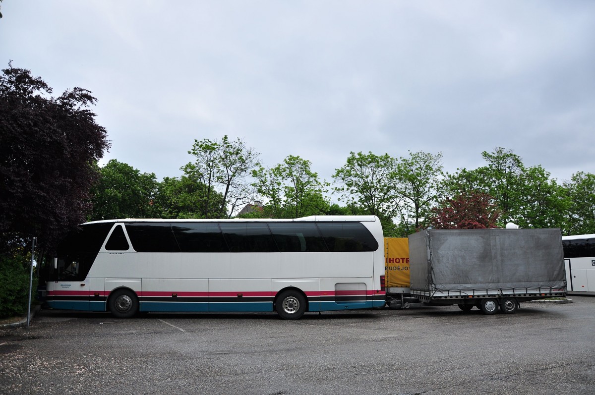 Neoplan Starliner mit Radhnger aus der CZ im Mai 2014 in Krems.