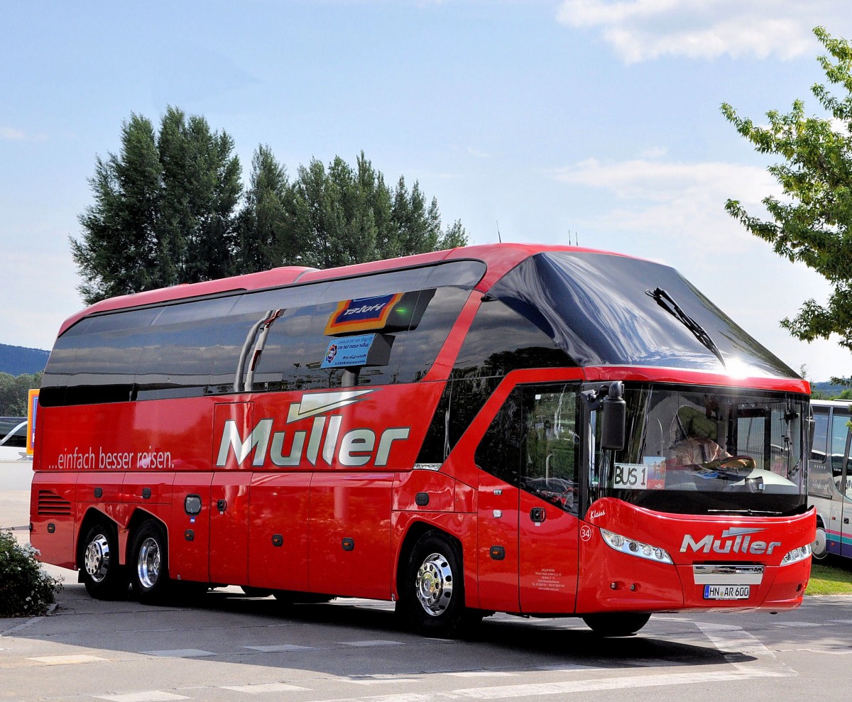 NEOPLAN STARLINER von MLLER Reisen / BRD am 13.7.2013 in Krems an der Donau gesehen.