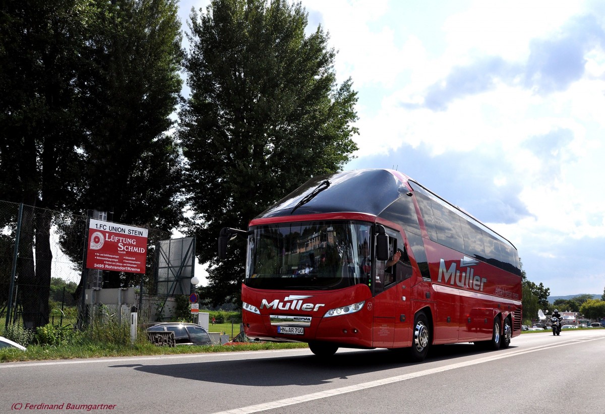 NEOPLAN STARLINER von MLLER Reisen aus Deutschland am 13.7.2013 in Krems unterwegs.