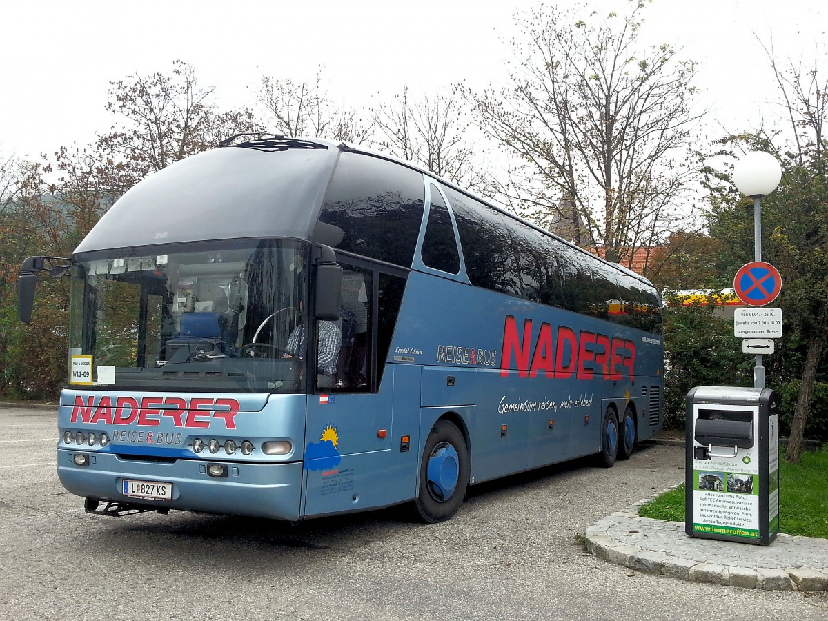 Neoplan Starliner von Naderer Reise und Bus aus Linz/Obersterreich am 16.9.2014 in Krems gesehen.