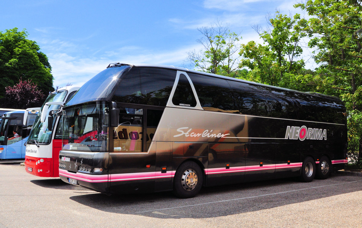 Neoplan Starliner von NEORIMA aus LT in Krems gesehen.