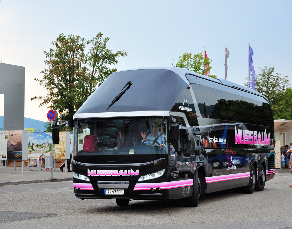 Neoplan Starliner von Nussbaum Reisen aus der BRD in Krems gesehen.