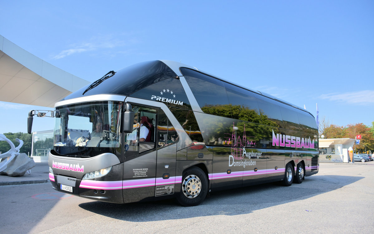 Neoplan Starliner von NUSSBAUM Reisen aus der BRD in Krems.