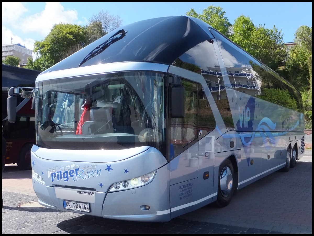 Neoplan Starliner von Pilger Reisen aus Deutschland im Stadthafen Sassnitz.