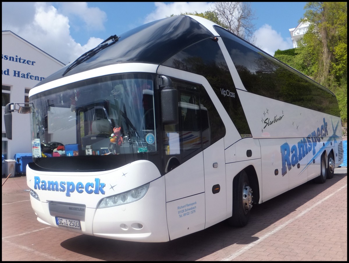 Neoplan Starliner von Ramspeck aus Deutschland im Stadthafen Sassnitz.