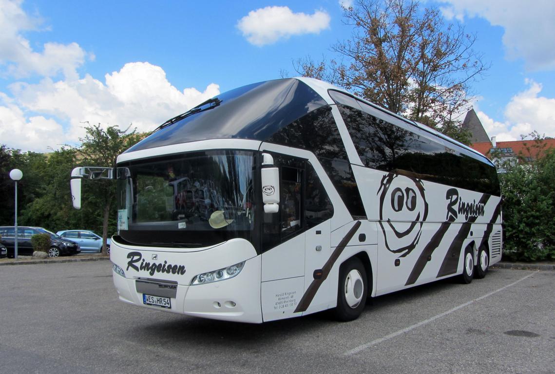 Neoplan Starliner von Ringeisen Reisen aus der BRD 2017 in Krems.