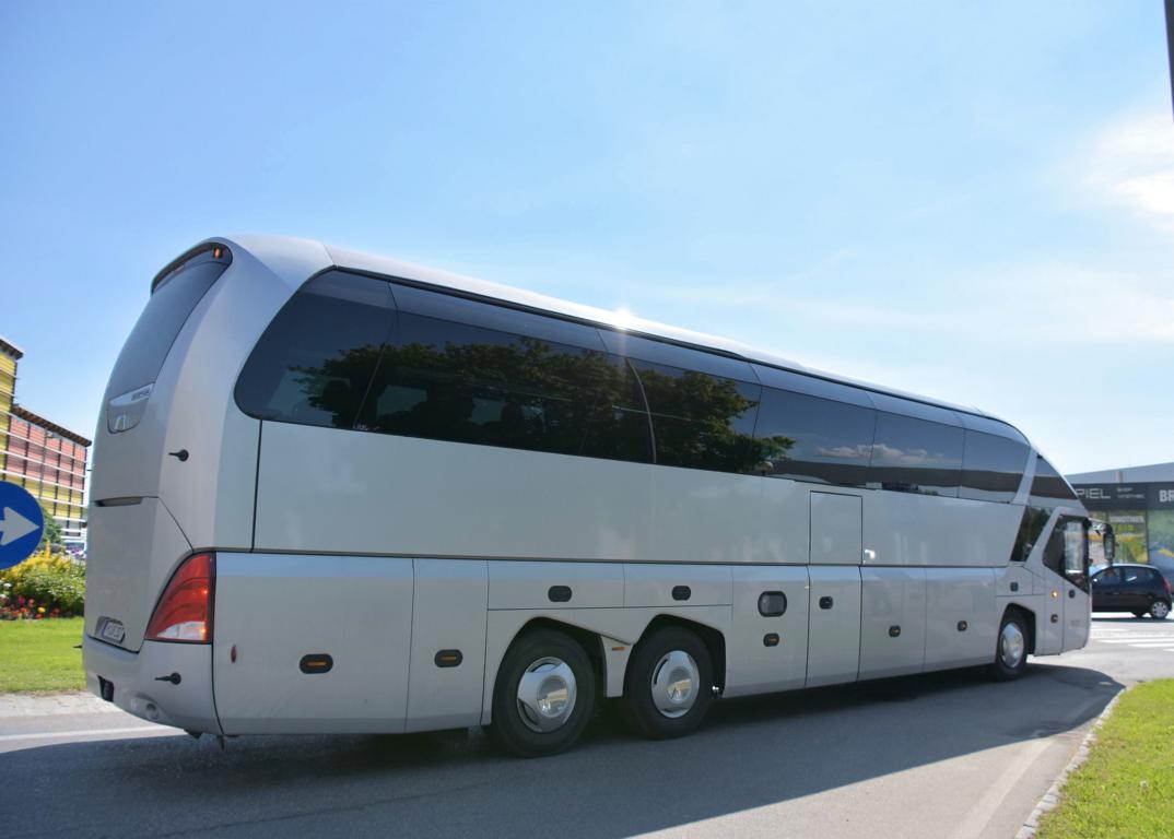 Neoplan Starliner von Rottmayer Reisen aus der BRD in Krems.