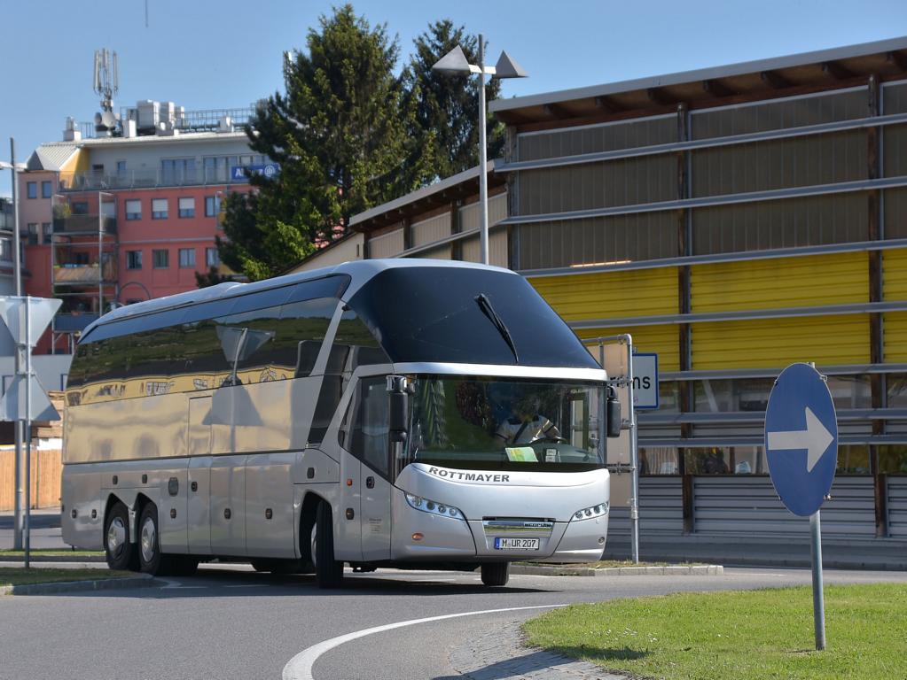 Neoplan Starliner von Rottmayer Reisen aus der BRD in Krems.