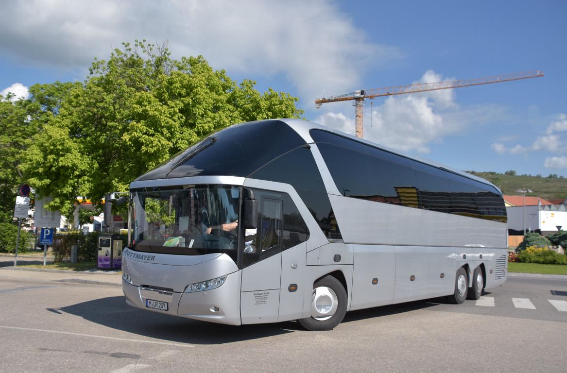 Neoplan Starliner von Rottmayer Reisen aus der BRD in Krems.