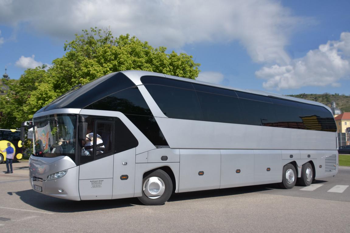 Neoplan Starliner von Rottmayer Reisen aus der BRD in Krems.