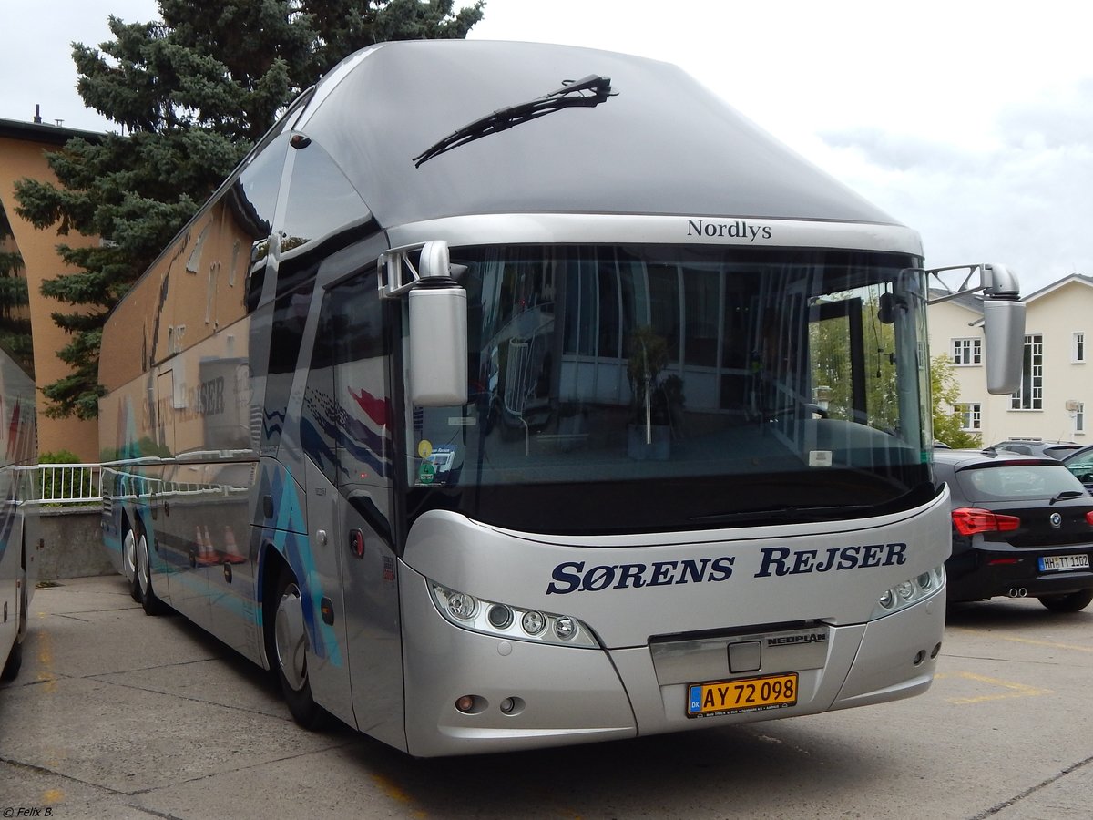 Neoplan Starliner von Sørens Rejser aus Dänemark in Sassnitz. 