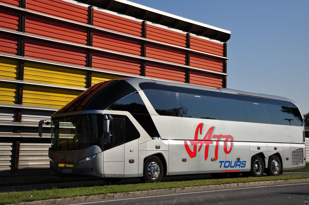 Neoplan Starliner von Sato Tour im Sept. 2016 in Krems unterwegs.