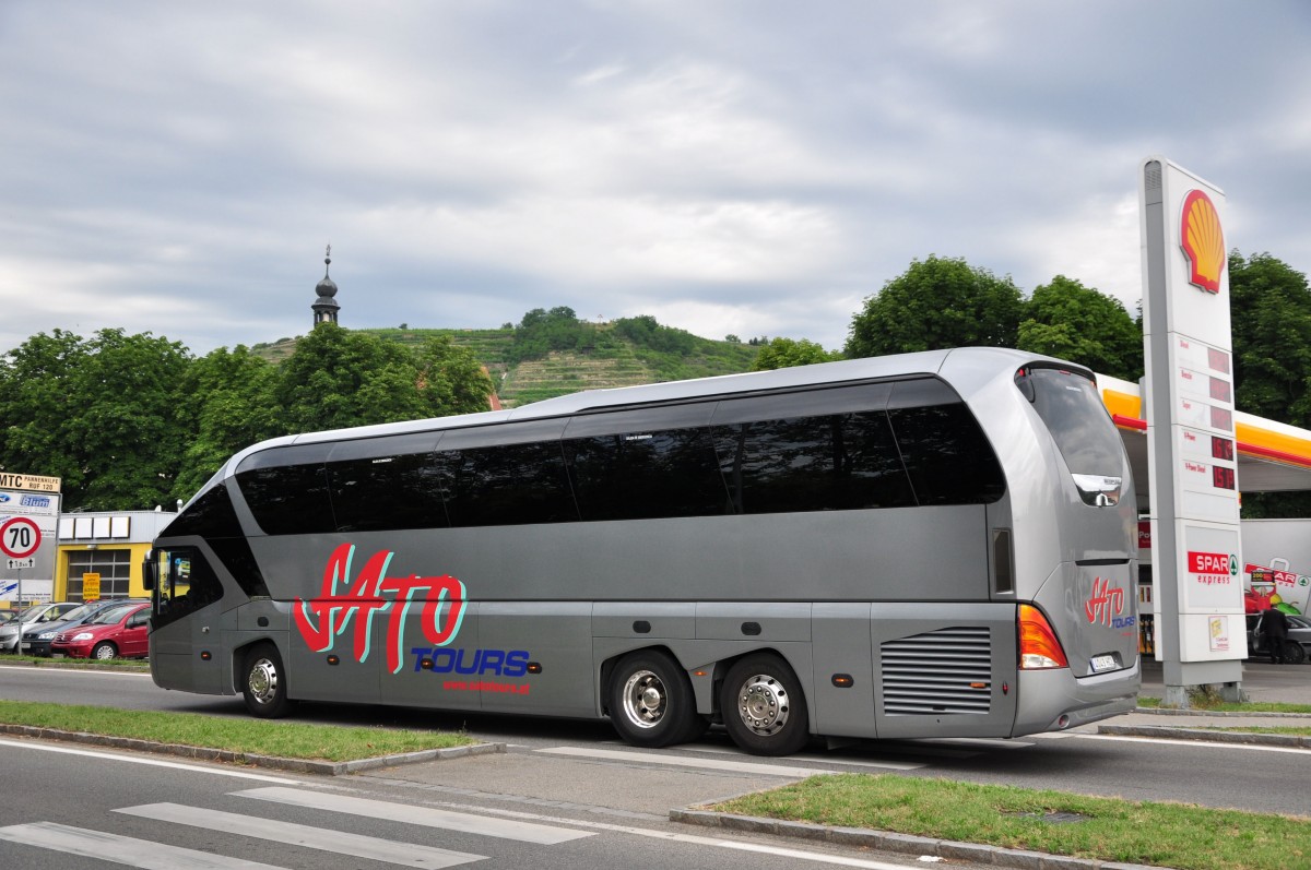 Neoplan Starliner von Sato tours aus Spanien am 5.Juli 2014 in Krems unterwegs.