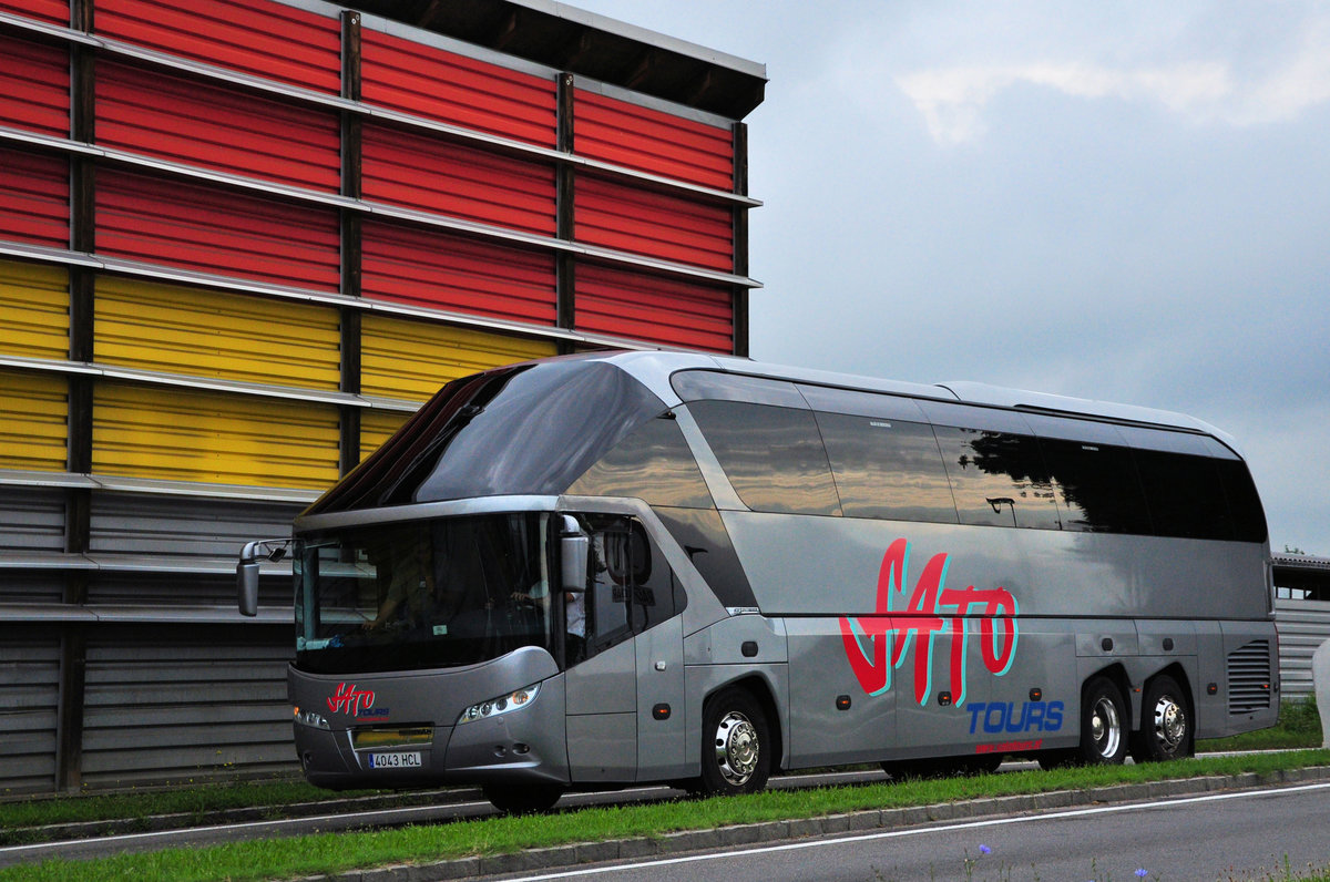 Neoplan Starliner von Sato Tours aus Spanien in Krems unterwegs.