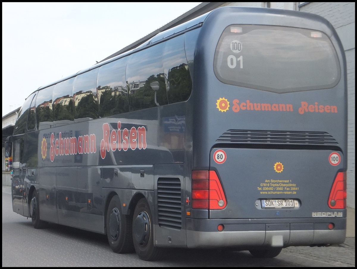 Neoplan Starliner von Schumann Reisen aus Deutschland im Stadthafen Sassnitz.