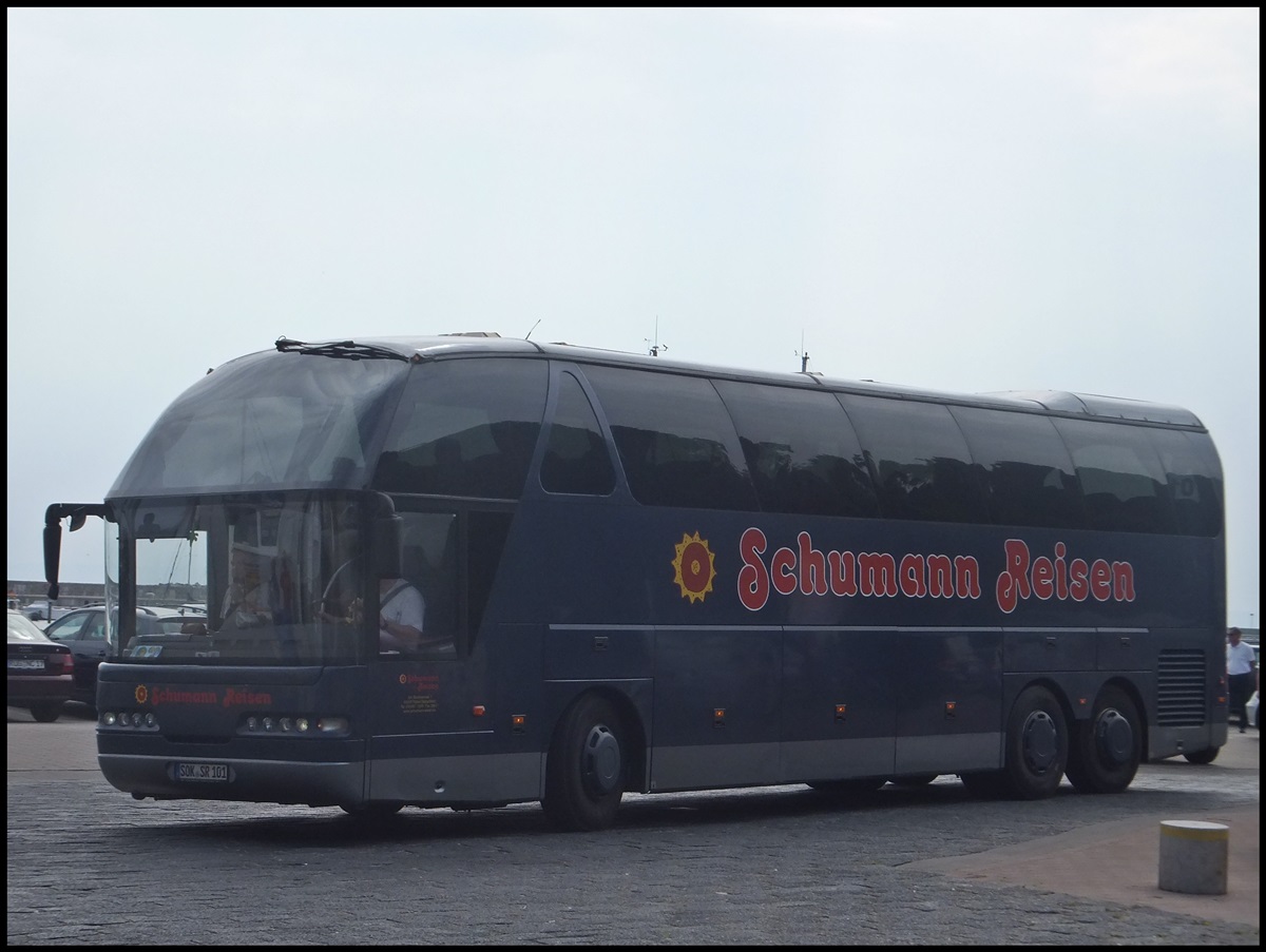 Neoplan Starliner von Schumann Reisen aus Deutschland im Stadthafen Sassnitz.