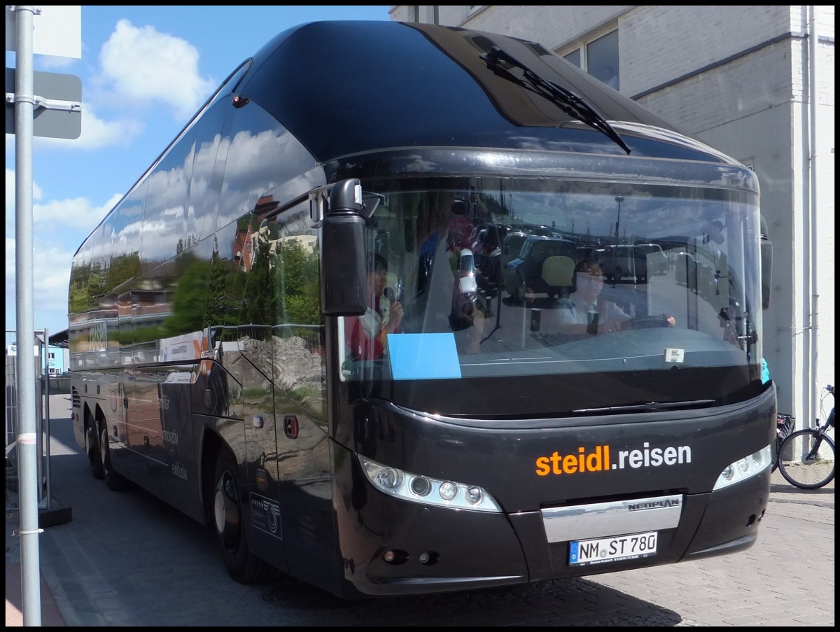 Neoplan Starliner von Steidl Reisen aus Deutschland im Stadthafen Sassnitz.