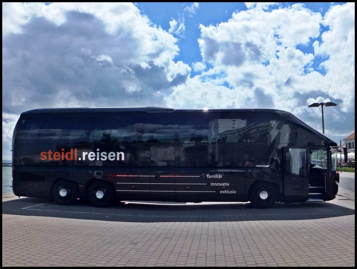 Neoplan Starliner von Steidl Reisen aus Deutschland im Stadthafen Sassnitz.