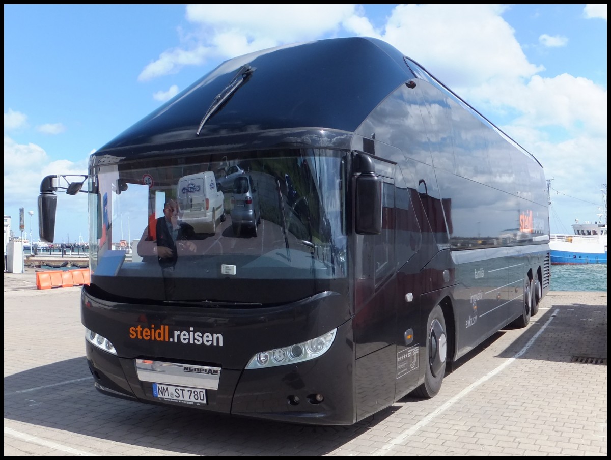 Neoplan Starliner von Steidl Reisen aus Deutschland im Stadthafen Sassnitz.