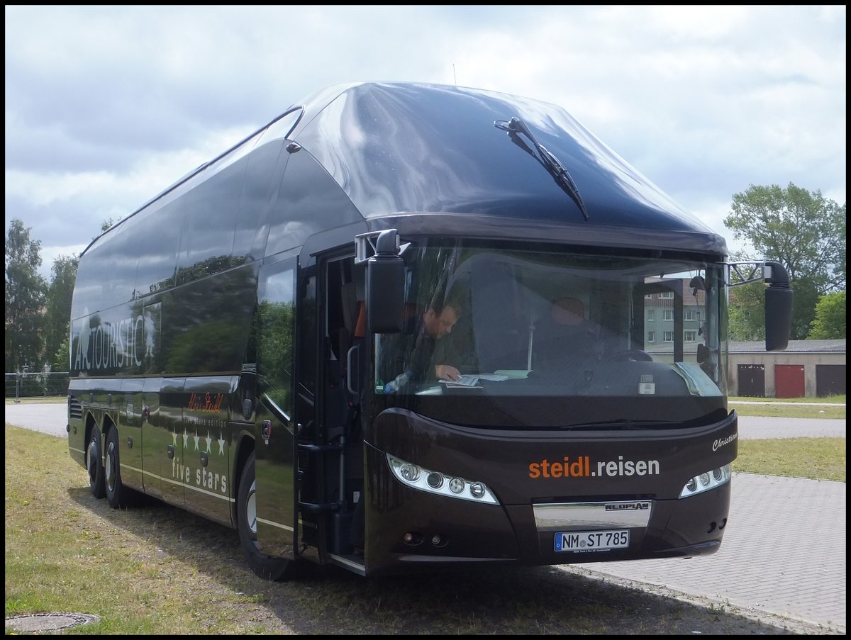 Neoplan Starliner von Steidl Reisen aus Deutschland in Sassnitz.