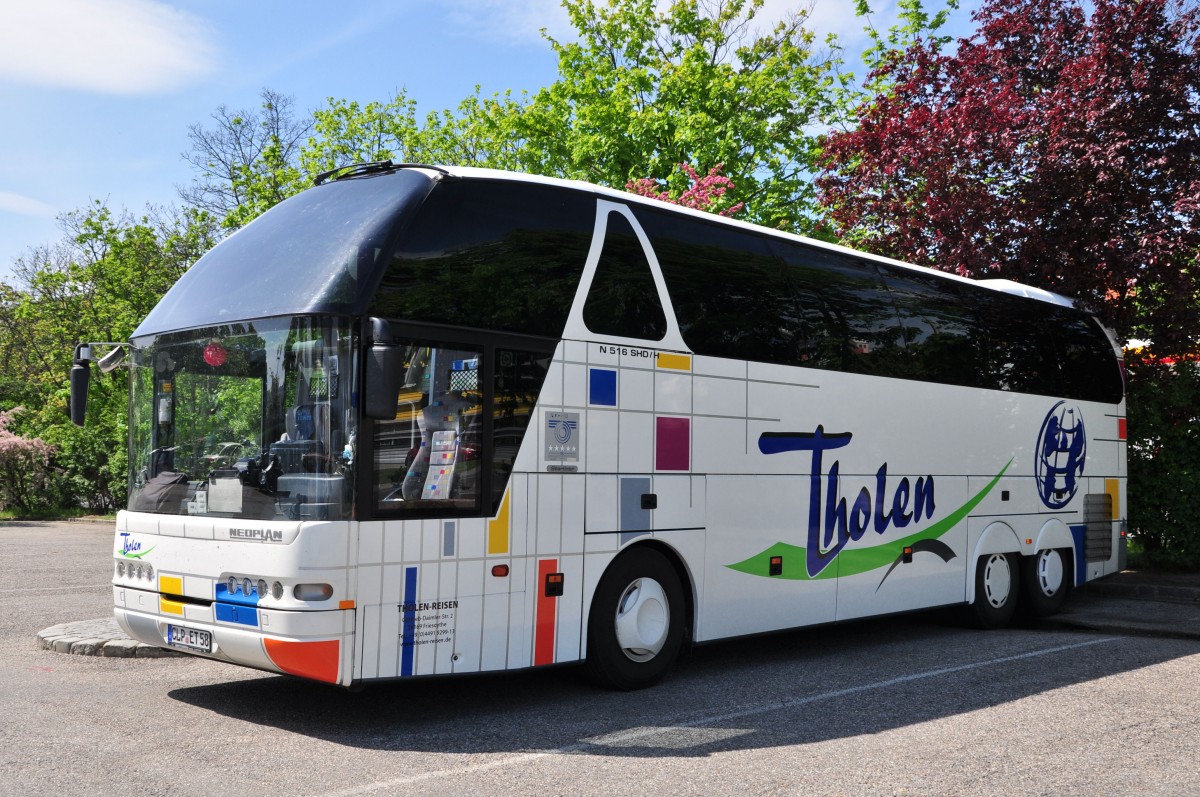 Neoplan Starliner von THOLEN Reisen aus der BRD am 8.5.2015 in Krems gesehen.