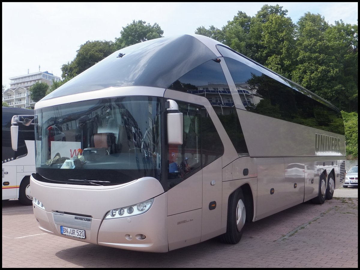 Neoplan Starliner von Univers aus Deutschland im Stadthafen Sassnitz.