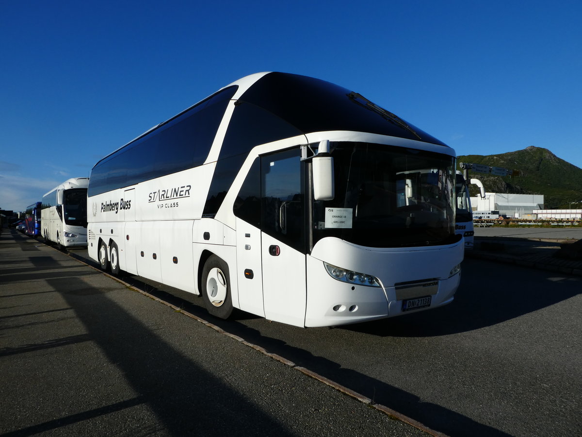 Neoplan Starliner Vip Class von PALMBERG BUSS steht im August 2017 am Fhranleger in Svolvaer