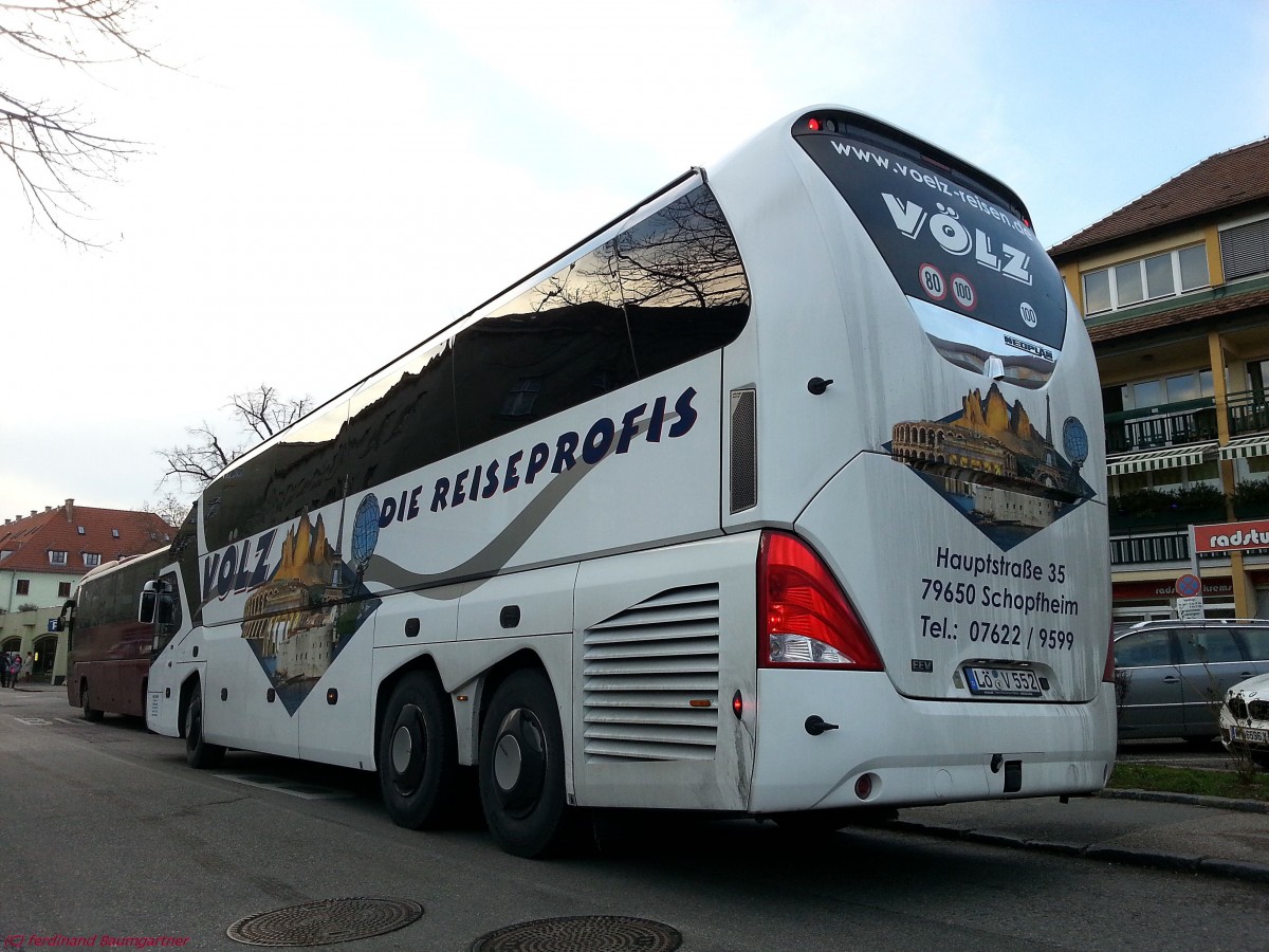 Neoplan Starliner von VLZ Busreisen aus der BRD am 2.1.2014 in Krems an der Donau.