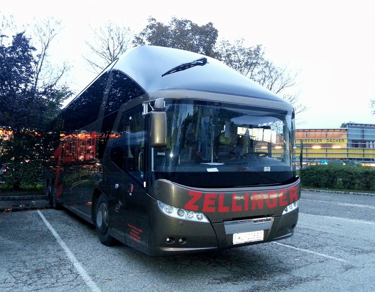 Neoplan Starliner von Zellinger Reisen aus sterreich am 13.9.2014 in Krems gesehen.