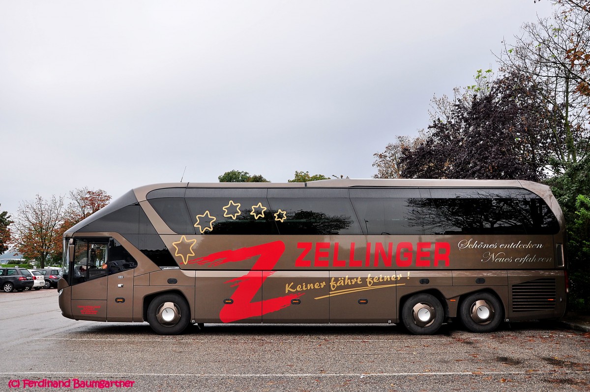 Neoplan Starliner von Zellinger Reisen aus sterreich am 14.9.2014 in Krems gesehen.