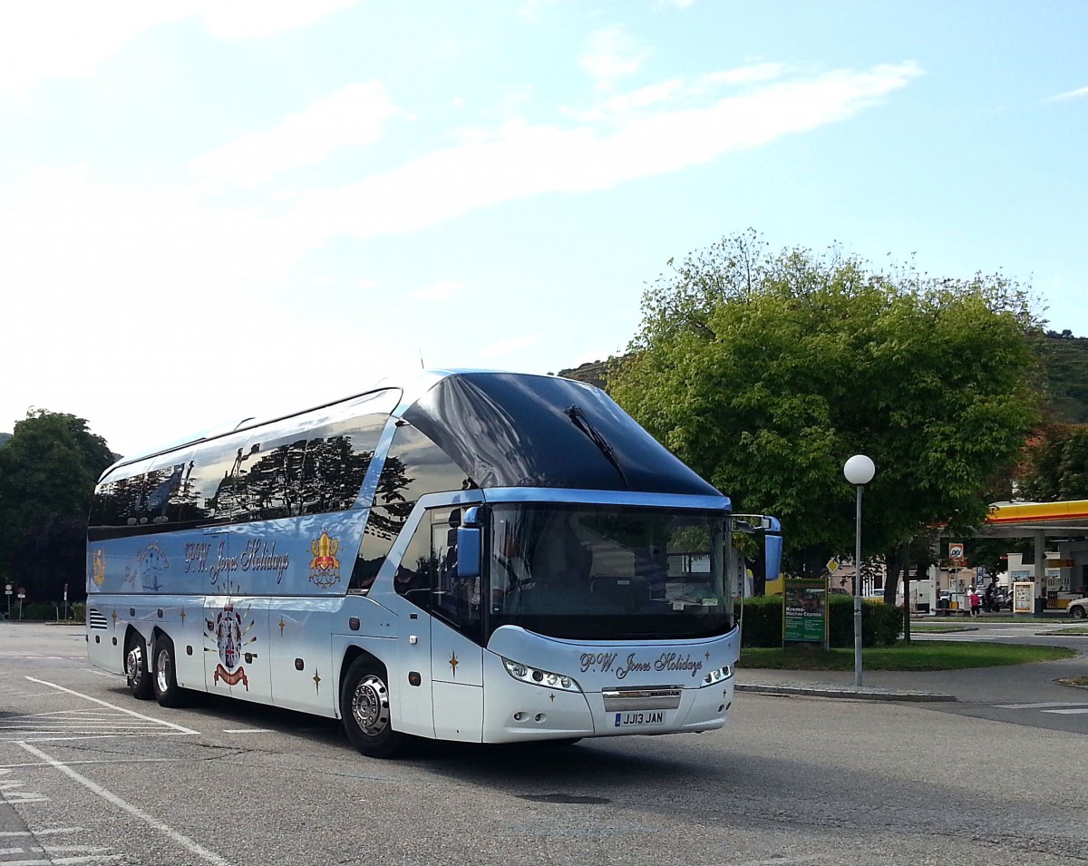 NEOPLAN STARLINER,rechts gesteuert,von P.W.Jones Holidays aus England am 13.8.2013 in Krems an der Donau.