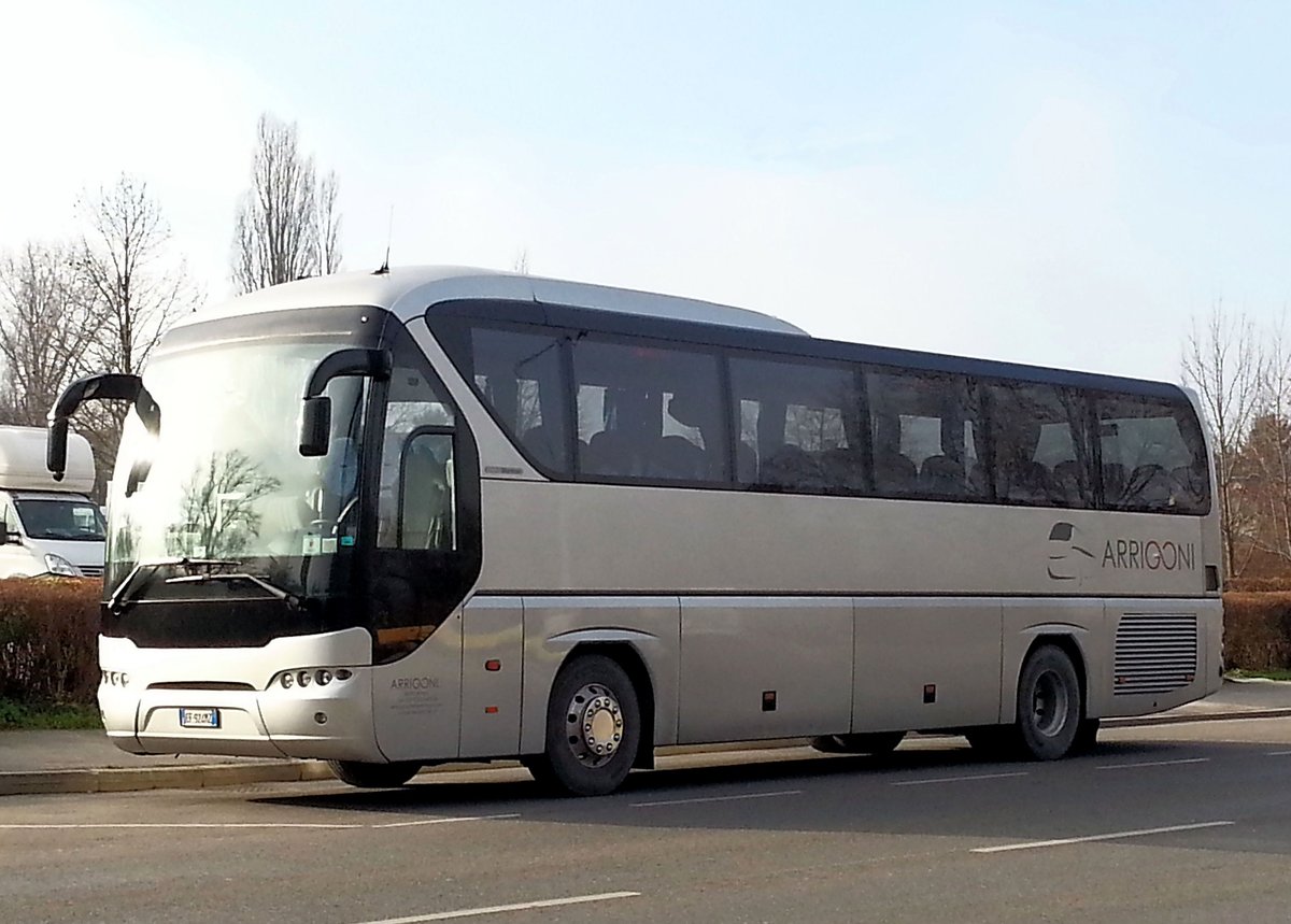 Neoplan Tourliner von Aprigoni aus Italien in Wien beim Donauturm gesehen.