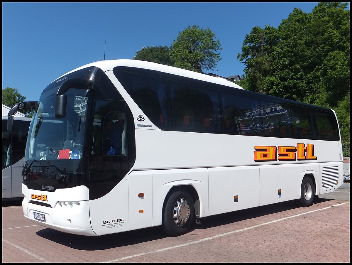 Neoplan Tourliner von Astl aus Deutschland im Stadthafen Sassnitz.