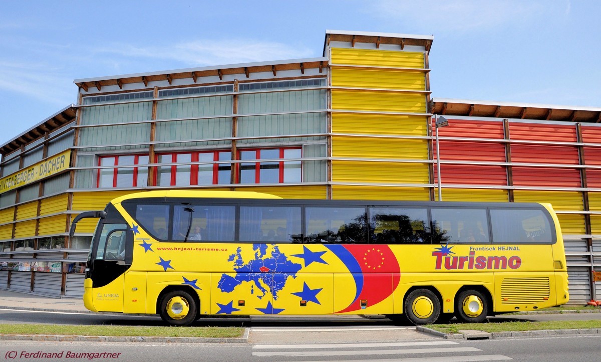 Neoplan TOURLINER aus der CZ am 13.7.2013 in Krems unterwegs.