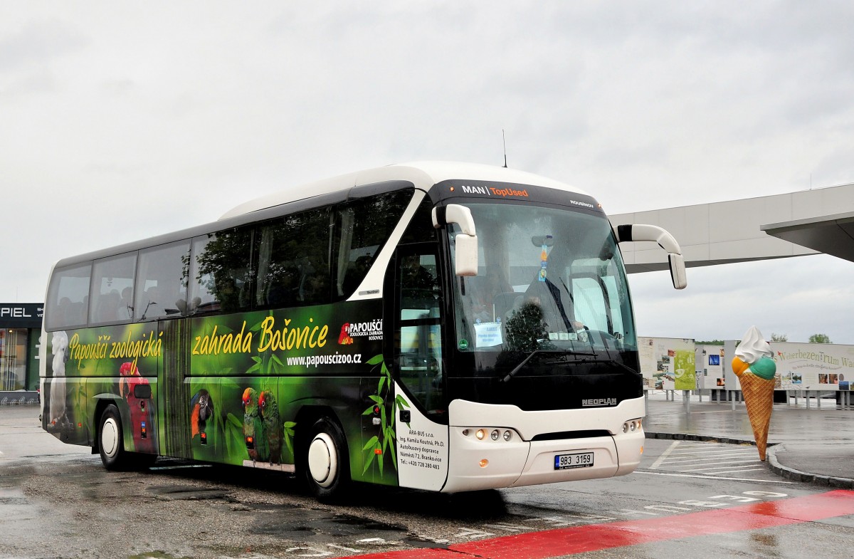 Neoplan Tourliner aus der CZ am 17.Mai 2014 in Krems gesehen.