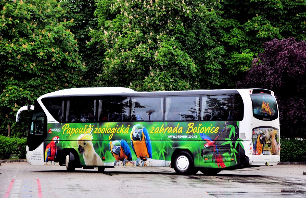 Neoplan Tourliner aus der CZ am 17.Mai 2014 in Krems gesehen.