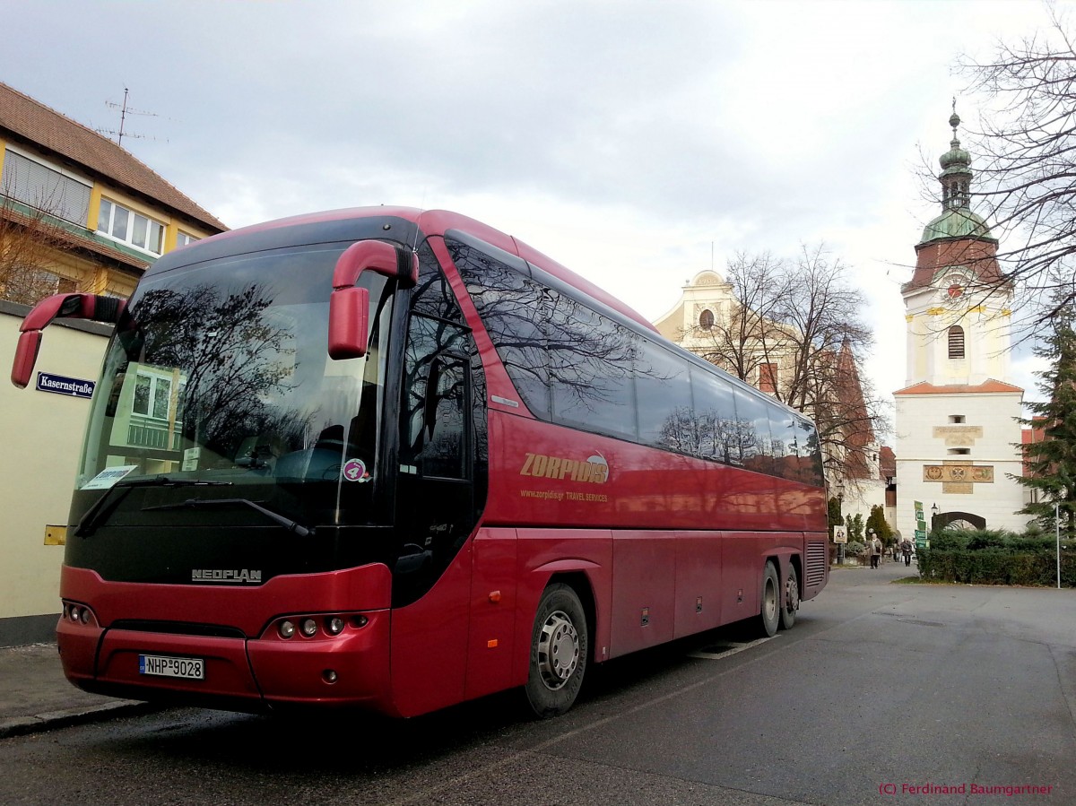 Neoplan Tourliner aus Griechenland im Dez.2013 in Krems gesehen.