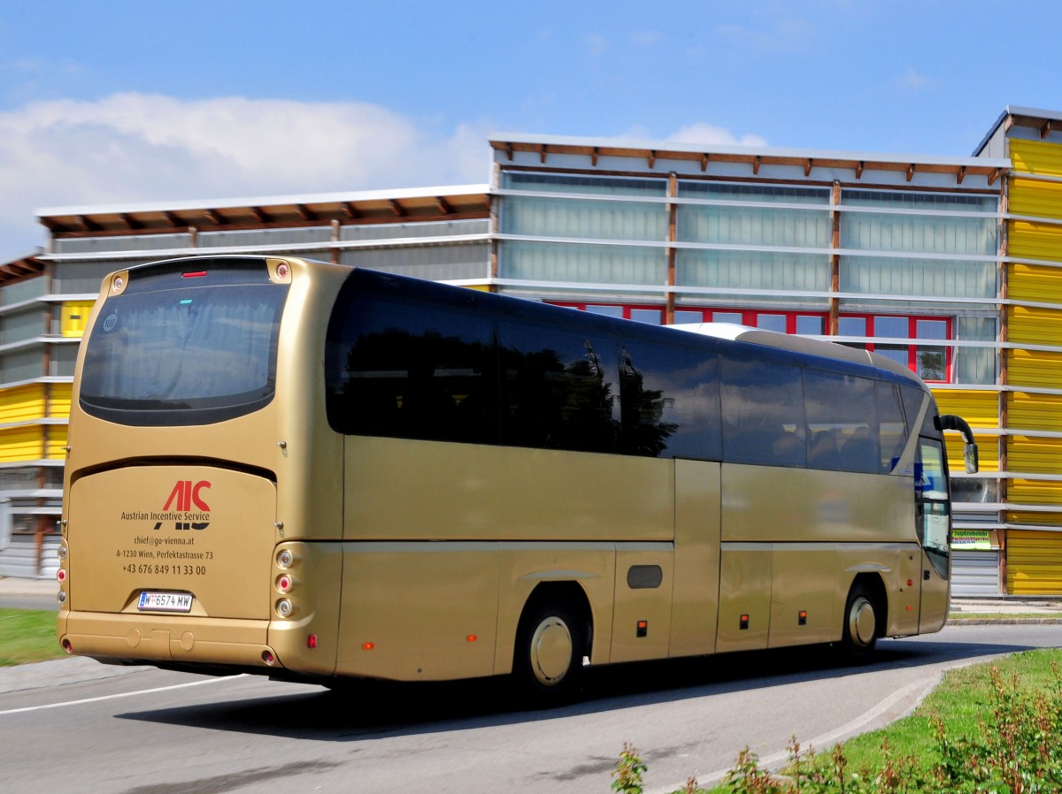 Neoplan Tourliner aus Wien am 19.Mai 2014 in Krems (nur mehr Nachschuss) gesehen.