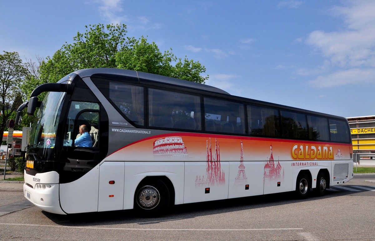 Neoplan Tourliner von Caldana aus Italien am 23.4.2015 in Krems.